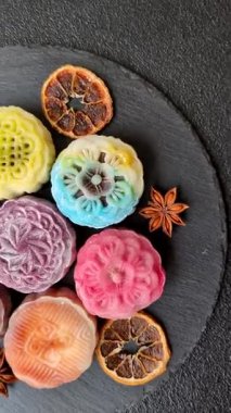 Çin ay çöreği, pirinç hamuru ve meyve dolgulu Asya tatlı tatlısıdır. Tasarımınız için arka plan olarak Asya ay pastası