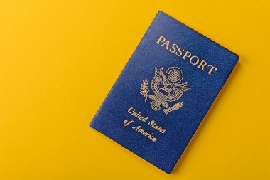 Seyahat, uçmak ve iş yapmak için ABD pasaportu. ABD belgesi, sınırı geçmek için kimlik