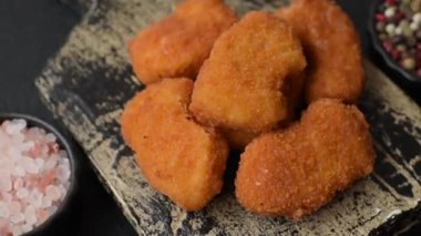 Ekmekte tavuk nugget, hazır yemek, abur cubur. Öğle yemeği külçeleri.