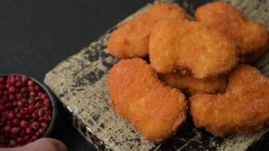 Ekmekte tavuk nugget, hazır yemek, abur cubur. Öğle yemeği külçeleri.