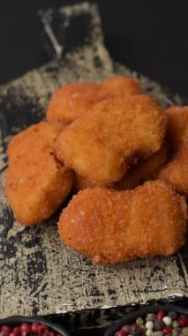 Ekmekte tavuk nugget, hazır yemek, abur cubur. Öğle yemeği külçeleri.