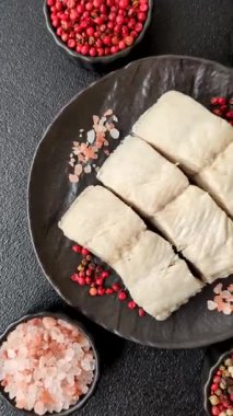 Beyaz balık filetosu, tuzlu ve baharatlı deniz ürünleri. Seramik tabakta balık fileto.