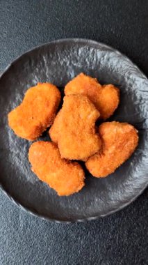 Ekmekte tavuk nugget, hazır yemek, abur cubur. Öğle yemeği külçeleri.