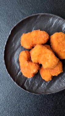 Ekmekte tavuk nugget, hazır yemek, abur cubur. Öğle yemeği külçeleri.