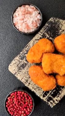 Ekmekte tavuk nugget, hazır yemek, abur cubur. Öğle yemeği külçeleri.