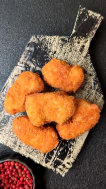 Ekmekte tavuk nugget, hazır yemek, abur cubur. Öğle yemeği külçeleri.
