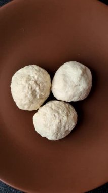 Tavuk köftesi, tuzlu ve baharatlı pirzola, sağlıklı bir yemek. Seramik tabakta buğulanmış tavuk köftesi.