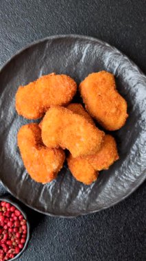 Ekmekte tavuk nugget, hazır yemek, abur cubur. Öğle yemeği külçeleri.