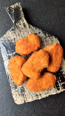 Ekmekte tavuk nugget, hazır yemek, abur cubur. Öğle yemeği külçeleri.