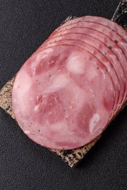 Sandviç için dilimlenmiş jambon, et, domuz ya da hindi sosisi. Jambon dilimleri, yemek, tasarımınız için arka plan