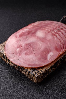 Sandviç için dilimlenmiş jambon, et, domuz ya da hindi sosisi. Jambon dilimleri, yemek, tasarımınız için arka plan