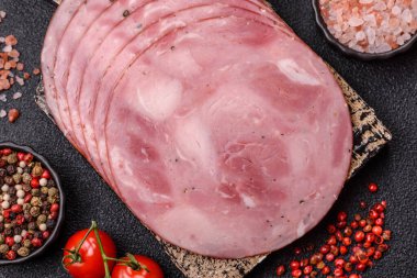 Sandviç için dilimlenmiş jambon, et, domuz ya da hindi sosisi. Jambon dilimleri, yemek, tasarımınız için arka plan