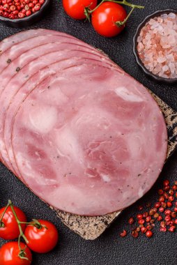 Sandviç için dilimlenmiş jambon, et, domuz ya da hindi sosisi. Jambon dilimleri, yemek, tasarımınız için arka plan