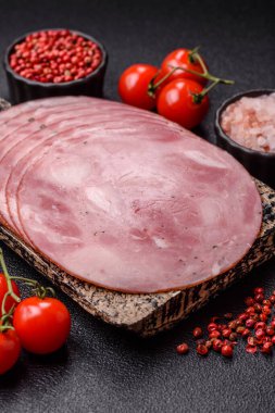 Sandviç için dilimlenmiş jambon, et, domuz ya da hindi sosisi. Jambon dilimleri, yemek, tasarımınız için arka plan