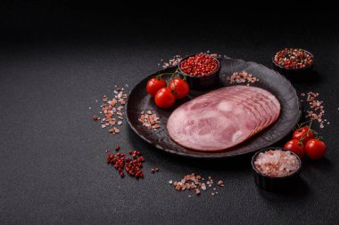 Sandviç için dilimlenmiş jambon, et, domuz ya da hindi sosisi. Jambon dilimleri, yemek, tasarımınız için arka plan