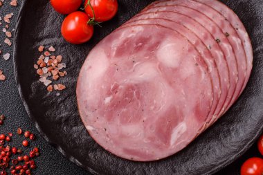 Sandviç için dilimlenmiş jambon, et, domuz ya da hindi sosisi. Jambon dilimleri, yemek, tasarımınız için arka plan