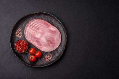 Sandviç için dilimlenmiş jambon, et, domuz ya da hindi sosisi. Jambon dilimleri, yemek, tasarımınız için arka plan