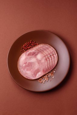 Sandviç için dilimlenmiş jambon, et, domuz ya da hindi sosisi. Jambon dilimleri, yemek, tasarımınız için arka plan