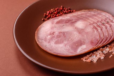 Sandviç için dilimlenmiş jambon, et, domuz ya da hindi sosisi. Jambon dilimleri, yemek, tasarımınız için arka plan