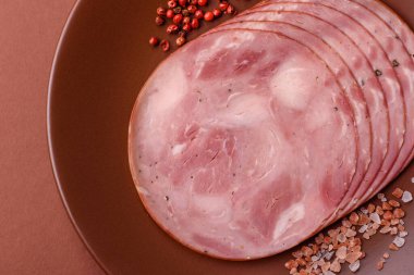 Sandviç için dilimlenmiş jambon, et, domuz ya da hindi sosisi. Jambon dilimleri, yemek, tasarımınız için arka plan