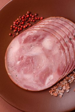 Sandviç için dilimlenmiş jambon, et, domuz ya da hindi sosisi. Jambon dilimleri, yemek, tasarımınız için arka plan