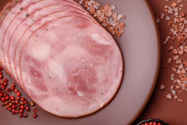 Sandviç için dilimlenmiş jambon, et, domuz ya da hindi sosisi. Jambon dilimleri, yemek, tasarımınız için arka plan