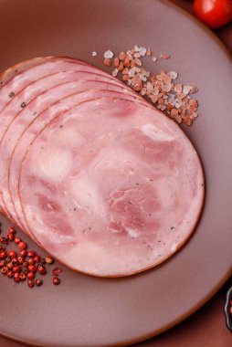 Sandviç için dilimlenmiş jambon, et, domuz ya da hindi sosisi. Jambon dilimleri, yemek, tasarımınız için arka plan