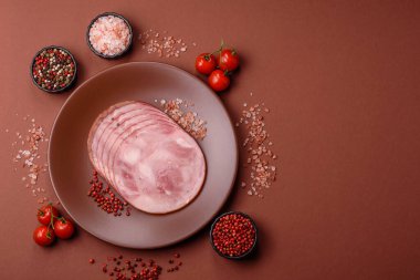 Sandviç için dilimlenmiş jambon, et, domuz ya da hindi sosisi. Jambon dilimleri, yemek, tasarımınız için arka plan