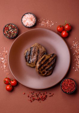 Tuz ve biberli ızgara biftek eti. Biftek ızgarada ızgara. Tasarımın için arka plan olarak.