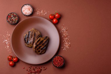 Tuz ve biberli ızgara biftek eti. Biftek ızgarada ızgara. Tasarımın için arka plan olarak.