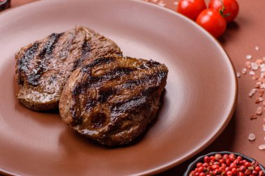 Tuz ve biberli ızgara biftek eti. Biftek ızgarada ızgara. Tasarımın için arka plan olarak.