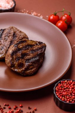 Tuz ve biberli ızgara biftek eti. Biftek ızgarada ızgara. Tasarımın için arka plan olarak.