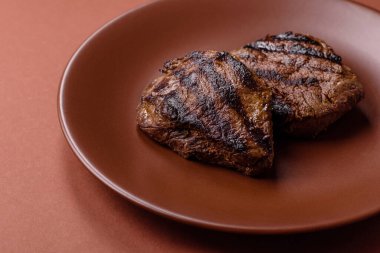 Tuz ve biberli ızgara biftek eti. Biftek ızgarada ızgara. Tasarımın için arka plan olarak.