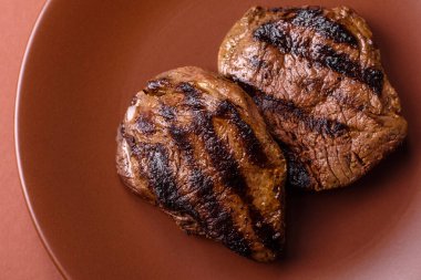 Tuz ve biberli ızgara biftek eti. Biftek ızgarada ızgara. Tasarımın için arka plan olarak.