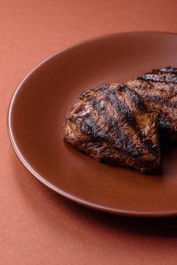 Tuz ve biberli ızgara biftek eti. Biftek ızgarada ızgara. Tasarımın için arka plan olarak.