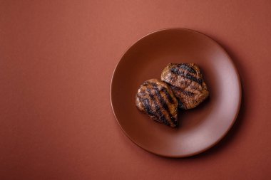 Tuz ve biberli ızgara biftek eti. Biftek ızgarada ızgara. Tasarımın için arka plan olarak.