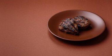 Tuz ve biberli ızgara biftek eti. Biftek ızgarada ızgara. Tasarımın için arka plan olarak.