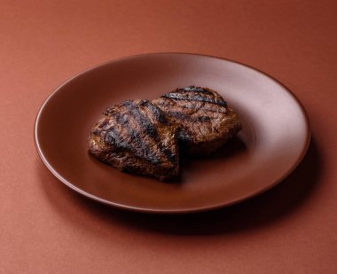 Tuz ve biberli ızgara biftek eti. Biftek ızgarada ızgara. Tasarımın için arka plan olarak.