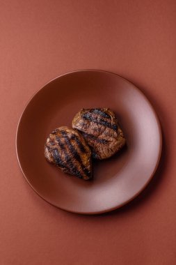 Tuz ve biberli ızgara biftek eti. Biftek ızgarada ızgara. Tasarımın için arka plan olarak.