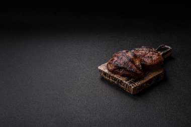 Tuz ve biberli ızgara biftek eti. Biftek ızgarada ızgara. Tasarımın için arka plan olarak.