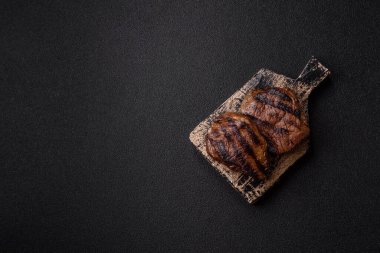 Tuz ve biberli ızgara biftek eti. Biftek ızgarada ızgara. Tasarımın için arka plan olarak.