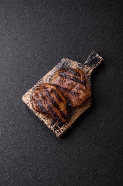 Tuz ve biberli ızgara biftek eti. Biftek ızgarada ızgara. Tasarımın için arka plan olarak.