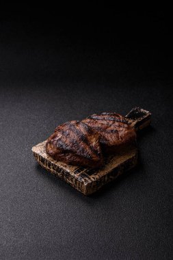 Tuz ve biberli ızgara biftek eti. Biftek ızgarada ızgara. Tasarımın için arka plan olarak.