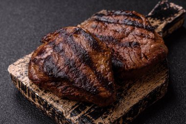 Tuz ve biberli ızgara biftek eti. Biftek ızgarada ızgara. Tasarımın için arka plan olarak.