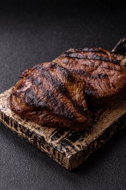 Tuz ve biberli ızgara biftek eti. Biftek ızgarada ızgara. Tasarımın için arka plan olarak.
