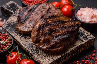 Tuz ve biberli ızgara biftek eti. Biftek ızgarada ızgara. Tasarımın için arka plan olarak.