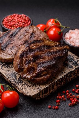 Tuz ve biberli ızgara biftek eti. Biftek ızgarada ızgara. Tasarımın için arka plan olarak.