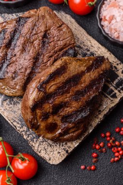 Tuz ve biberli ızgara biftek eti. Biftek ızgarada ızgara. Tasarımın için arka plan olarak.
