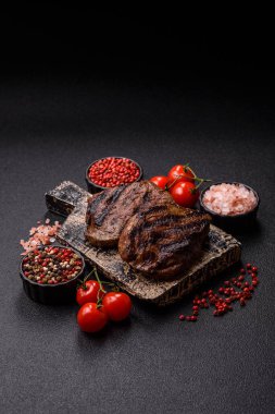 Tuz ve biberli ızgara biftek eti. Biftek ızgarada ızgara. Tasarımın için arka plan olarak.