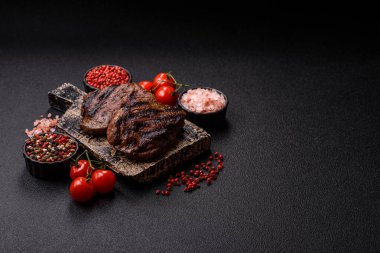 Tuz ve biberli ızgara biftek eti. Biftek ızgarada ızgara. Tasarımın için arka plan olarak.